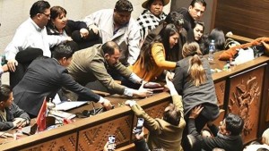 Peleas en el Legislativo. Foto: Los Tiempos