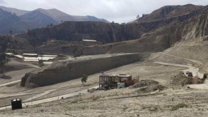 Alcalde de La Paz exhorta a Epsas y a Delapaz dejar de dar agua y energía a loteadores