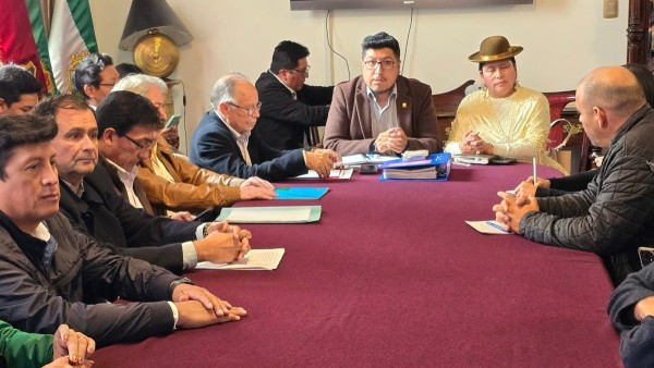 Médicos con autoridades de Gobierno. Foto: Colegio Médico de La Paz