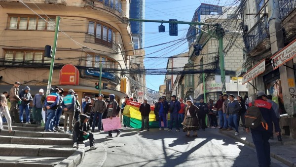 Trabajadores municipales bloquean calles y avenidas del centro paceño. Foto: ANF