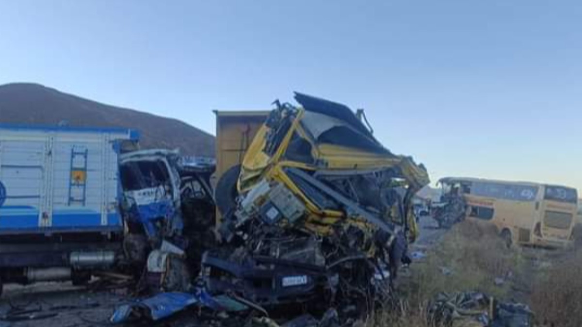 Accidente entre un bus, una volqueta y un camión