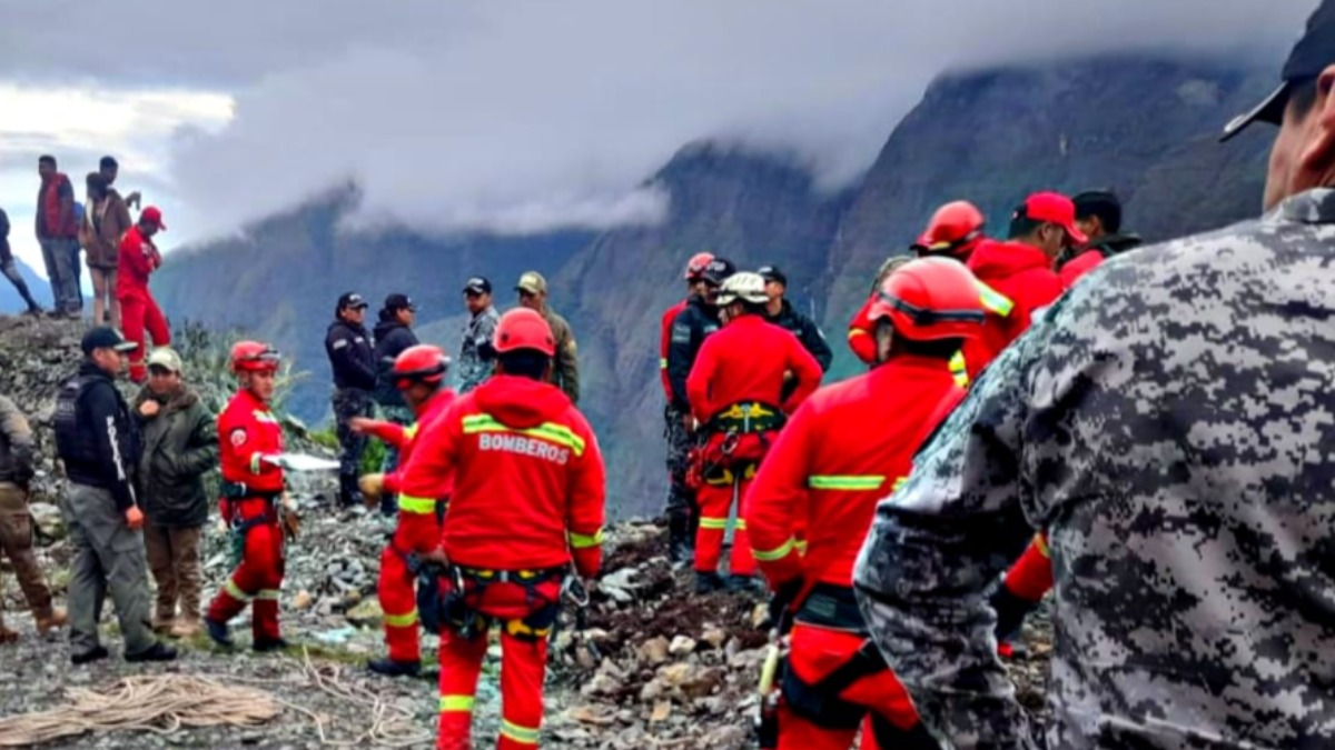 Bomeros y policías buscan a Odalys en los Yungas. Foto: Policía