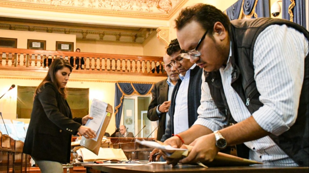 Comisión de Constitución revisando los requisitos de los postulantes. Foto: Cámara de Senadores