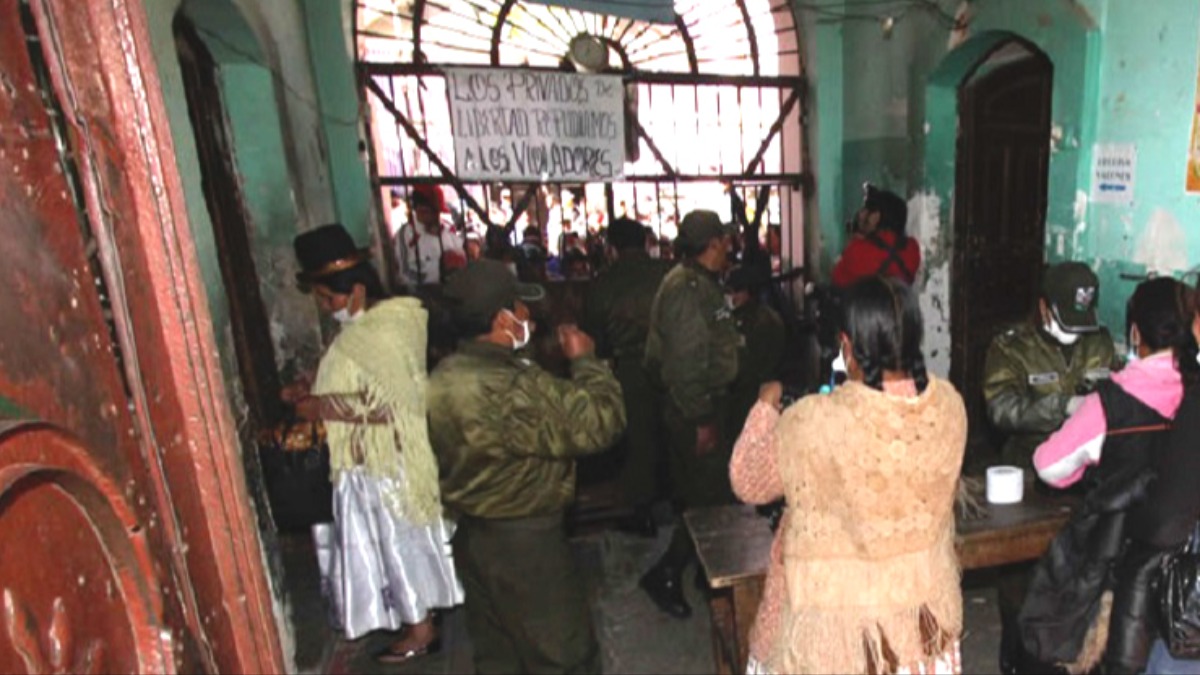 Foto archivo: Policías penitenciarios en la puerta del penal de San Pedro de La Paz.
