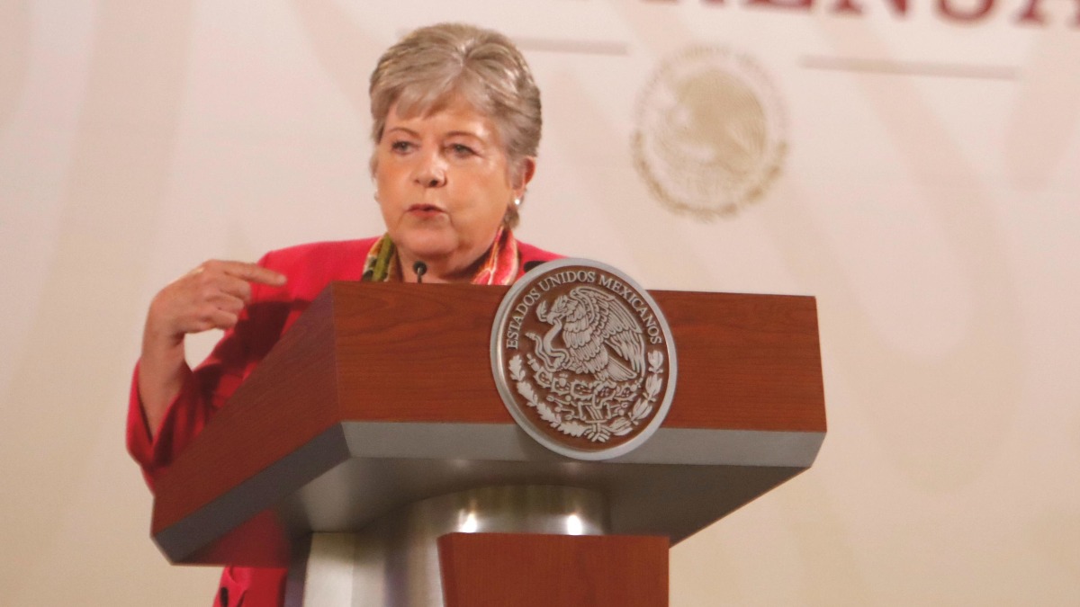 La ministra de Exteriores de México, Alicia Bárcena, confirma en rueda de prensa la denuncia contra Ecuador ante la CIJ.