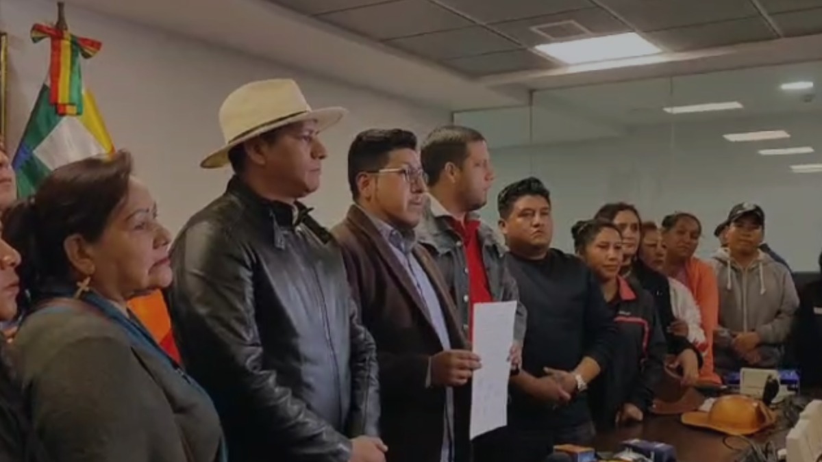 Maestros y Diputados en rueda de prensa. Foto: ANF