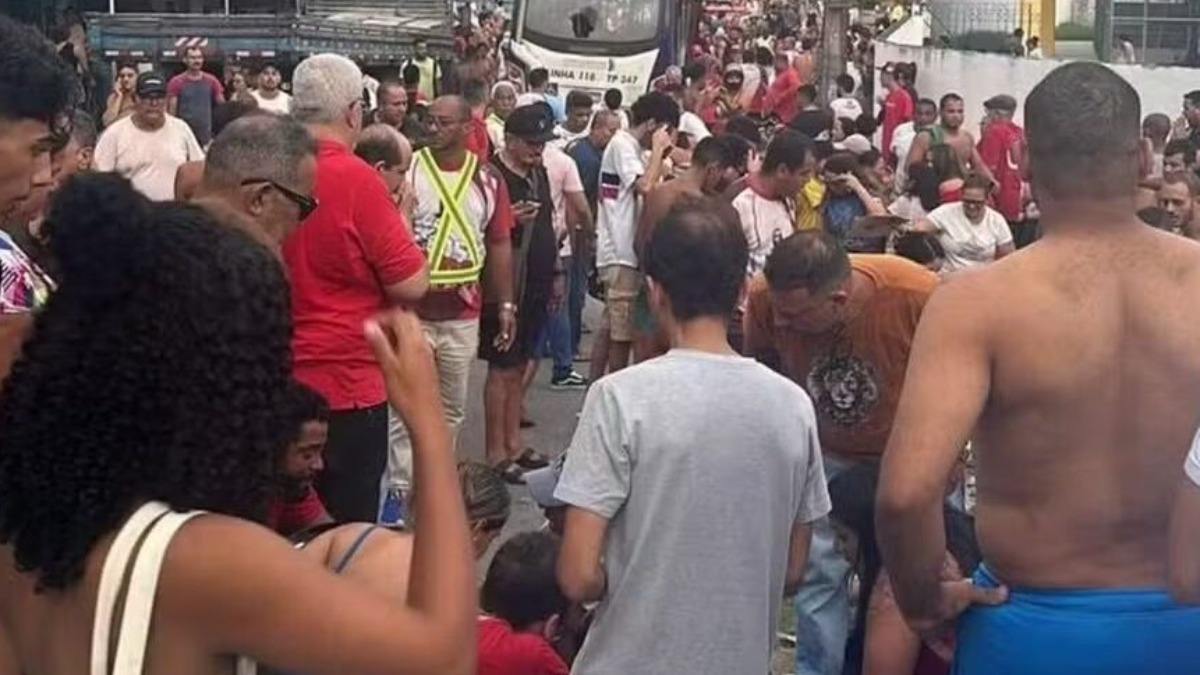 Personas auxilian a los heridos tras el accidente.
