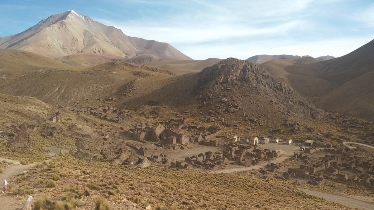 Ruinas y el cerro de San Antonio de Lípez, atractivo turístico.