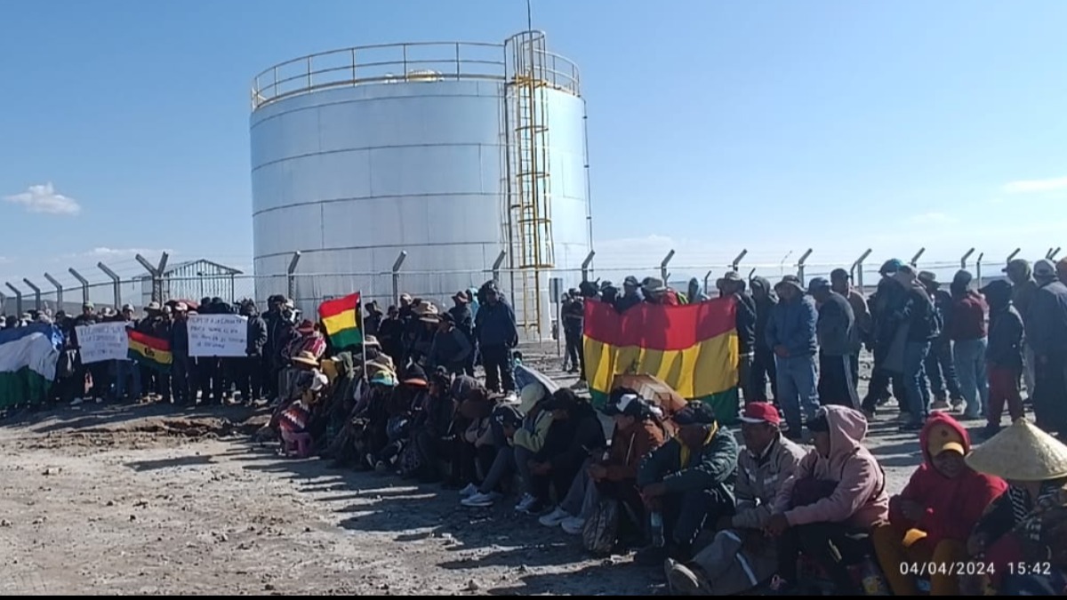 Toma pacífica de la la planta de YLB. Foto: Cortesía