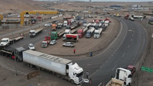Camioneros mantienen cortada la salida sur de la ruta A-16, ubicada en el sector de La Azufrera de Alto Hospicio en protesta por la alta inseguridad en Chile.