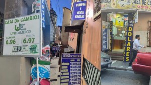 Casas de cambio en La Paz no tienen dólares y librecambistas ofrecen hasta en Bs 8.90