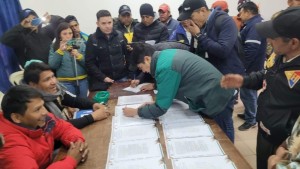 Ejecutivo de la ANH, Germán Jiménez, firmando el acuerdo.