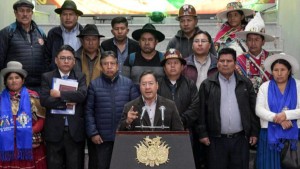 El presidente Luis Arce rodeado por dirigentes afines a su gestión. Foto: Internet