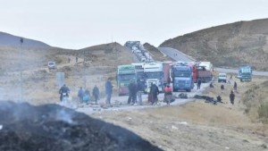 Falta de dólares: Gremiales, importadores y transporte pesado definen bloquear la vía Oruro-La Paz