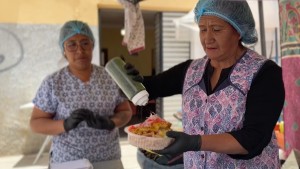 Un puesto de comida deliciosa en la Feria 16 de Julio compite con los mejores chefs