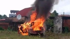 Quemaron el vehículos de los presuntos secuestradores. Foto: captura