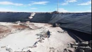 Una de las piscinas de la planta de carbonato de litio dañada. Foto: YLB