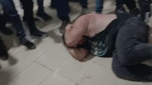 Uno de los vinculados al presunto secuestro es golpeado por la gente en la Policía. Foto: captura