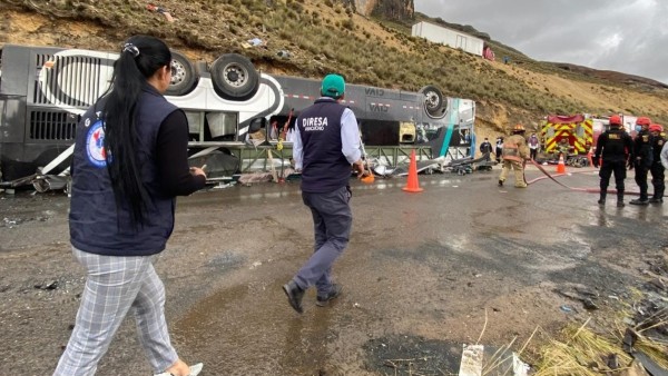 Al menos trece muertos y casi una veintena de heridos en un accidente de autobús en Perú.
