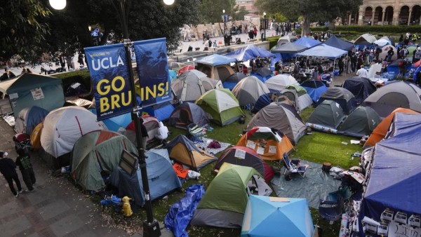 Campamento de manifestantes instalado en la UCLA de EEUU.