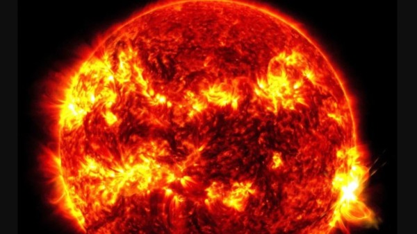 La nave espacial SDO de la NASA capturó esta imagen de una erupción solar, como se ve en el destello brillante de la derecha, el 14 de mayo de 2024.   Foto: NASA