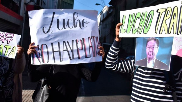 Manifestantes con carteles para cuestionar al presidente  Luis Arce. Foto: Dico Soliz, Opinión