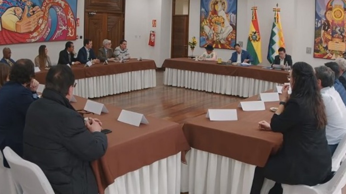 El presidente Arce en reunión con el BID, este jueves. Foto: ABI