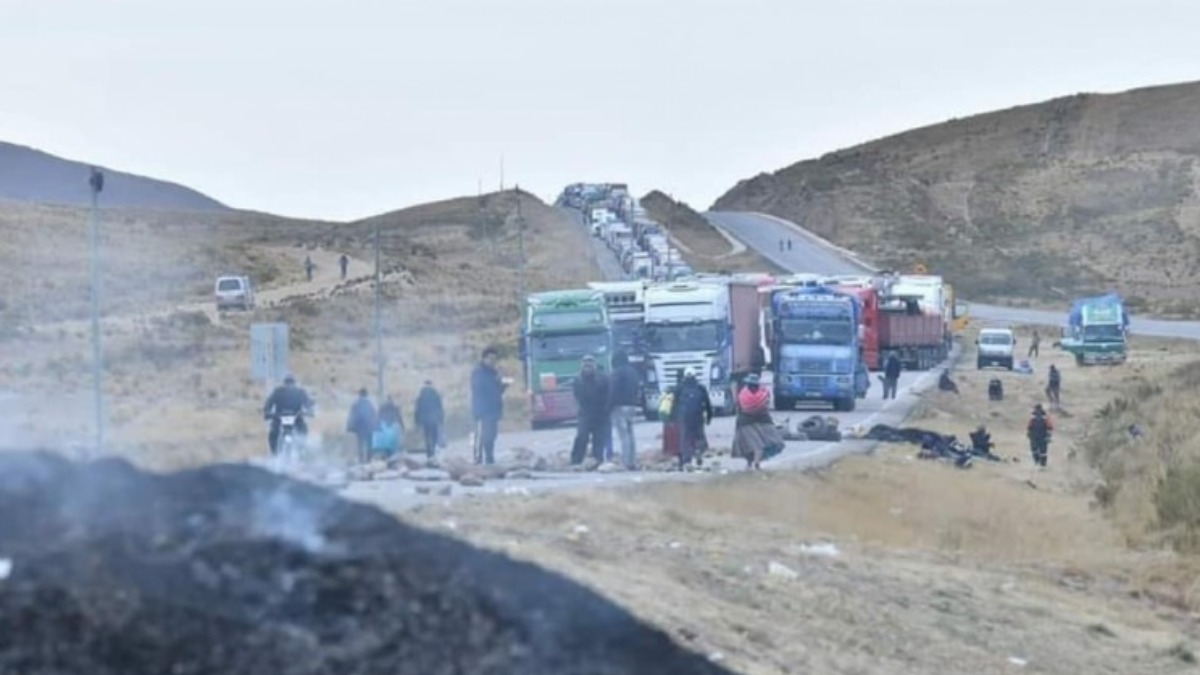imagen referencial de un anterior bloqueo en la carretera La Paz-Oruro