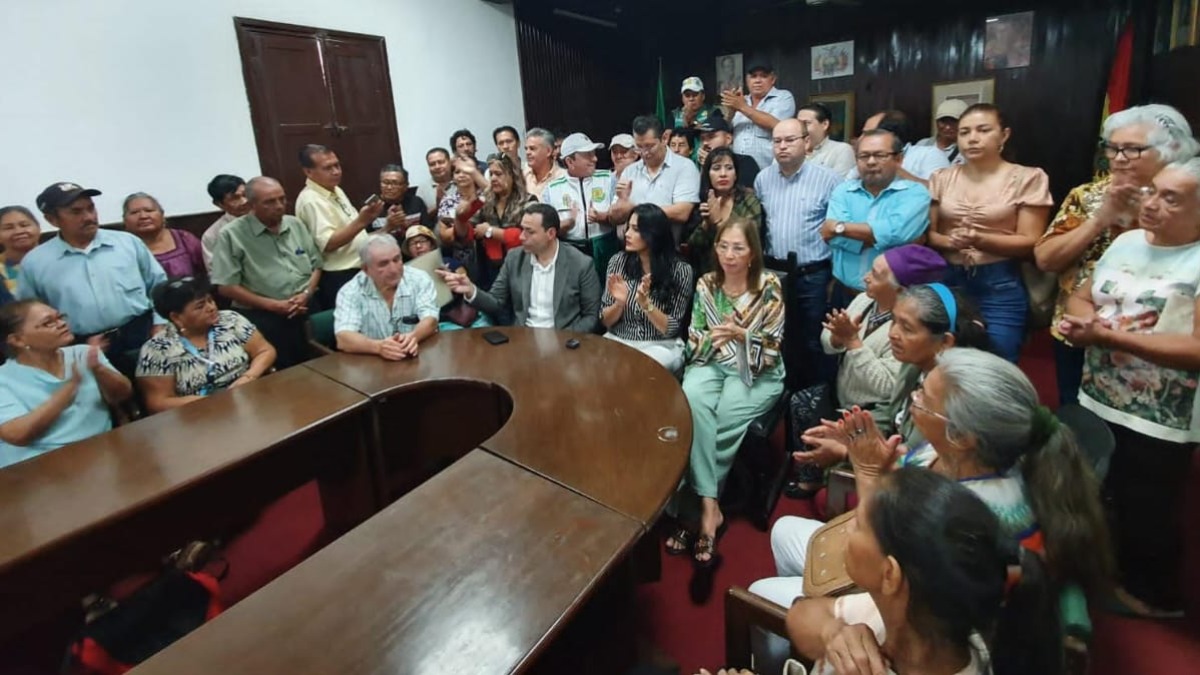 La reunión en la que se declaró emergencia. Foto: senadora Rek