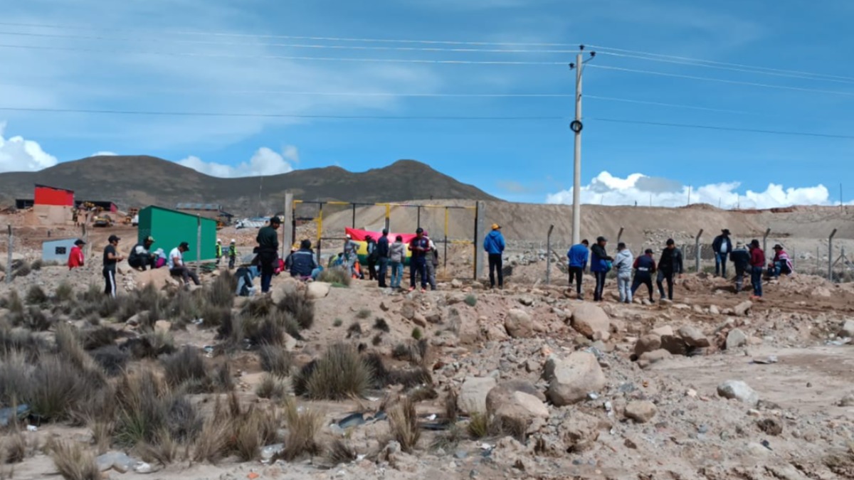 Los comunarios de Alcko Tambo bloquean el ingreso de la empresa minera La Estrella. Foto: UNITAS