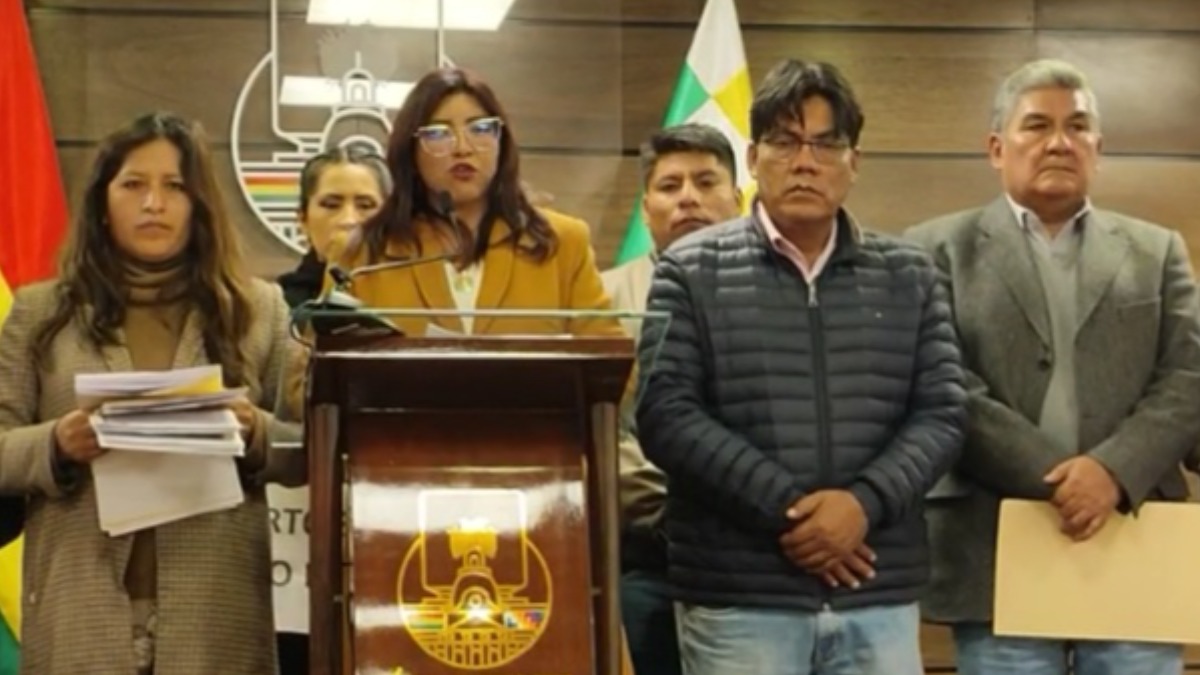 Los legisladores y dirigentes realizan la denuncia. Foto: ANF