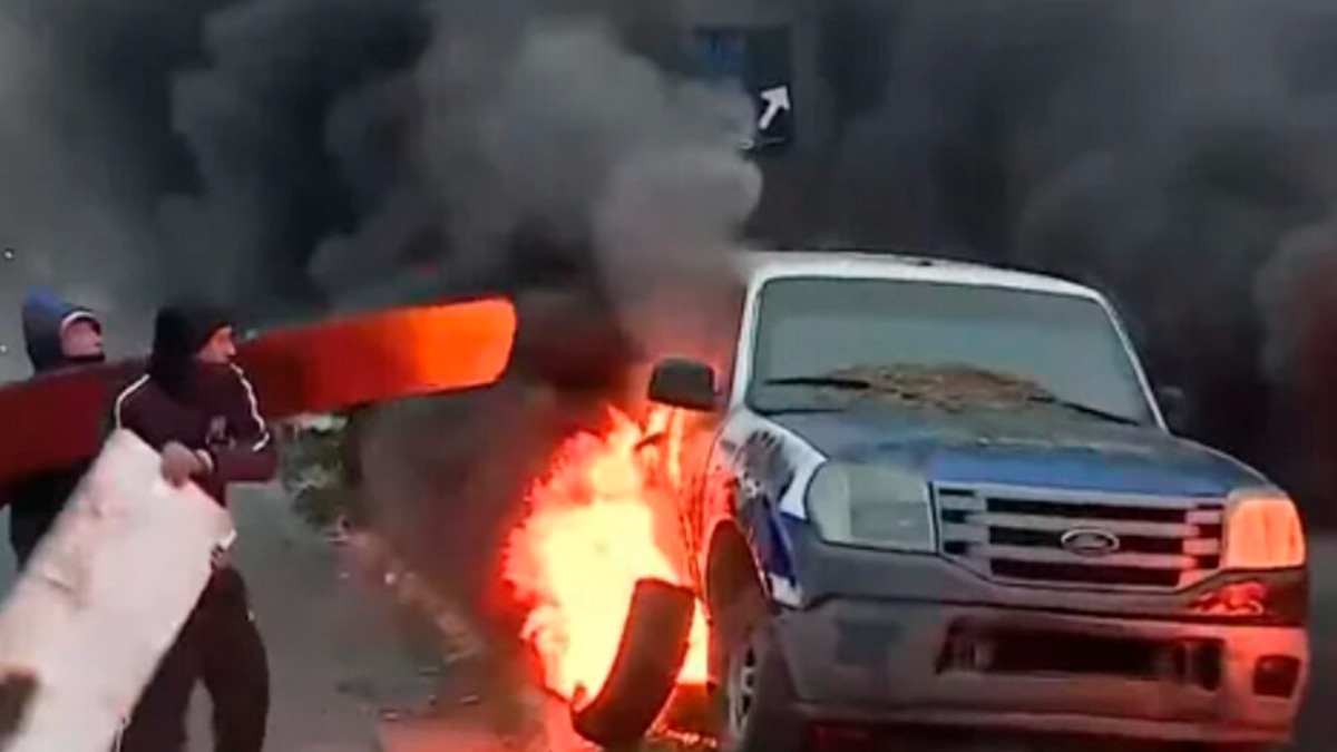 Manifestantes queman un vehículos en Buenos Aires, Argentina.   Foto: Página 12