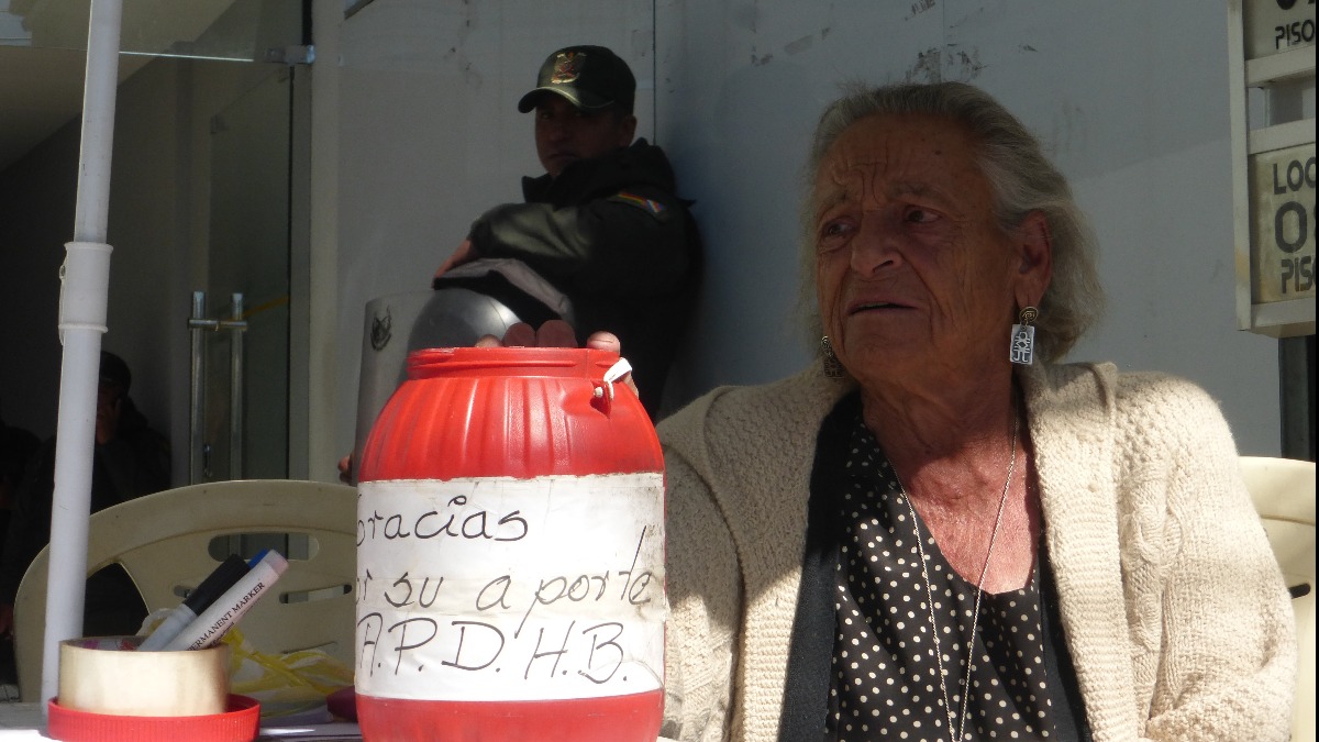 Amparo Carvajal, presidenta de la APDHB atiende a la población en inmediaciones de la casa de derechos humanos. Foto: Karem Mendoza