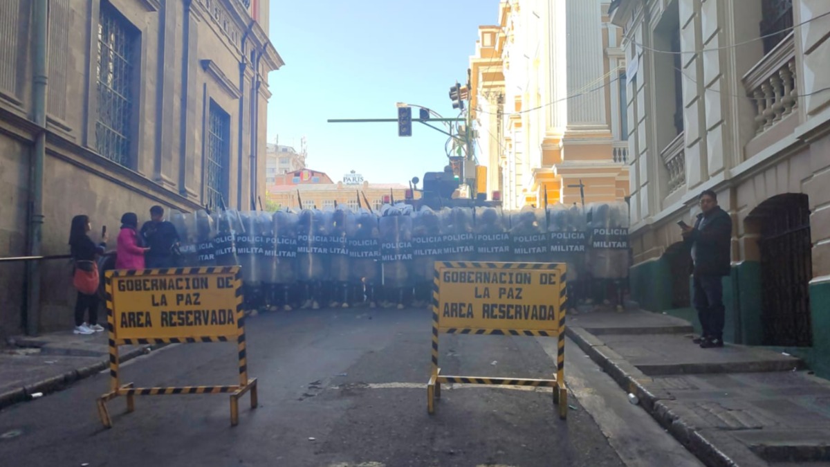 Así se encuentran los ingresos a plaza Murillo. Foto: ANF