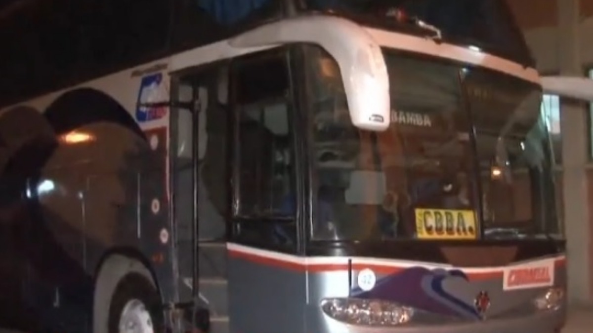El bus Coral que fue apedreado.