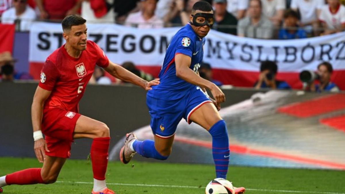 El delantero francés, Kylian Mbappé, disputa el balón ante su rival polaco.  Foto: @equipedefrance