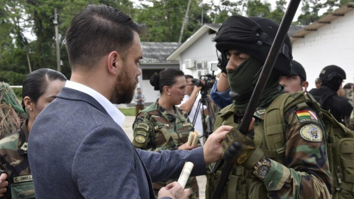 El Gobierno entregó equipamiento y armas a la Policía. Foto: Internet