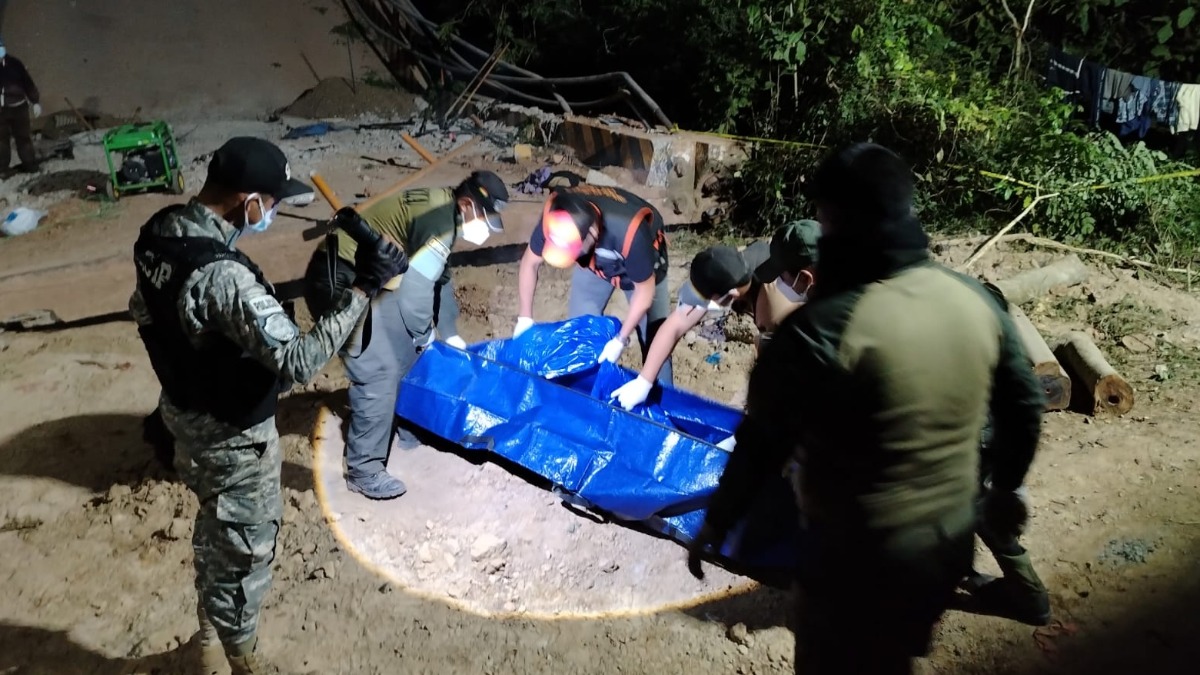 El rescate de cuerpos. Foto: Fiscalía