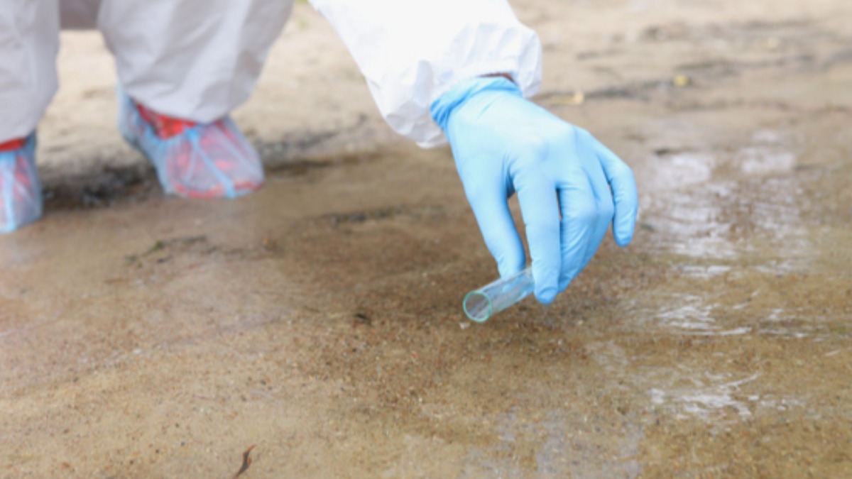 Extracción de muestra de agua contaminada.