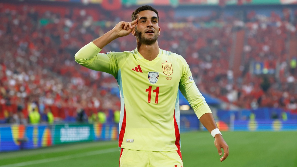 Ferran Torres festeja el gol de la victoria de España.   Foto: @SEFutbol
