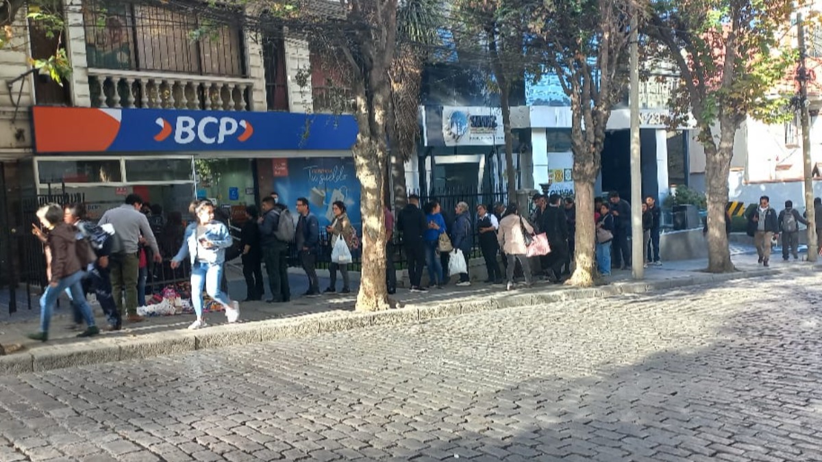 Fila en un cajero automático