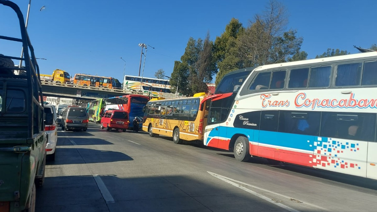 Filas de flotas del servicio interdepartamental para abastecerse de diésel en el surtidor de la avenida Montes. Foto: ANF