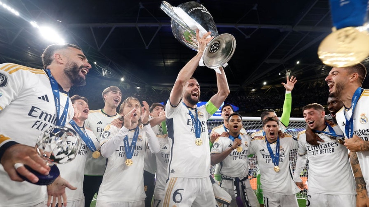Jugadores del Real Madrid festejan con la 