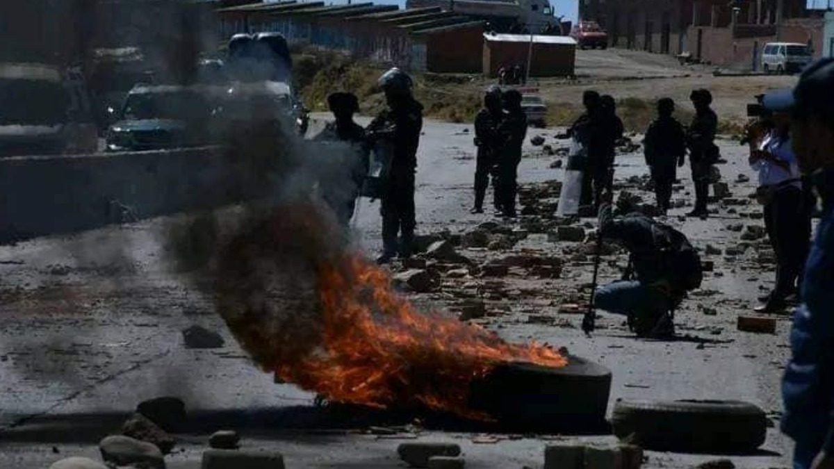 La Policía gasificó a los afiliados del transporte pesado. Foto: Internet
