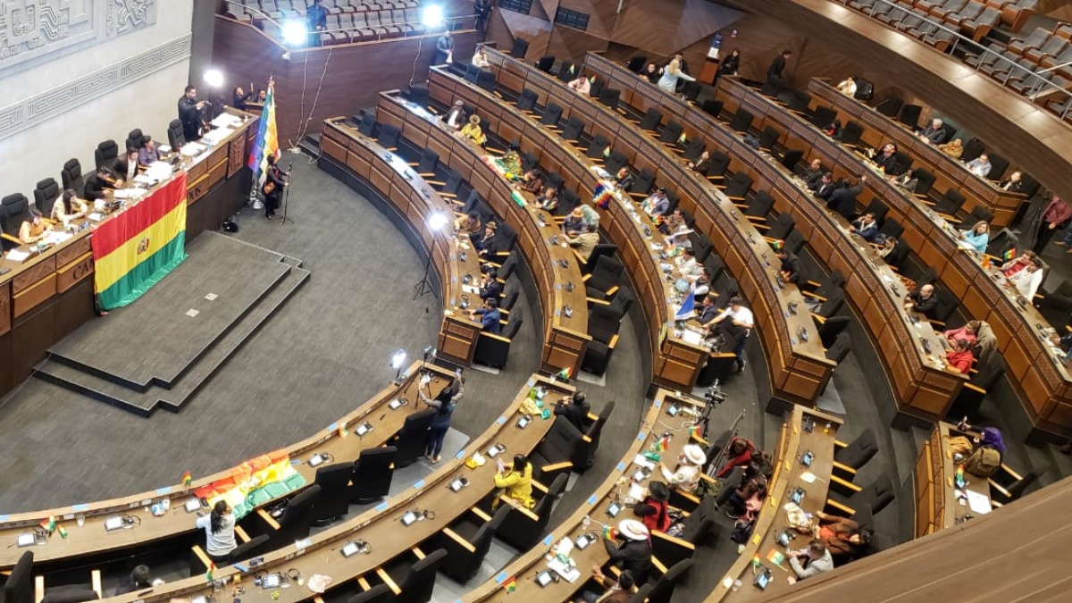 La sesión de la ALP cuando ya les proporcionaron energía eléctrica. Foto: ANF