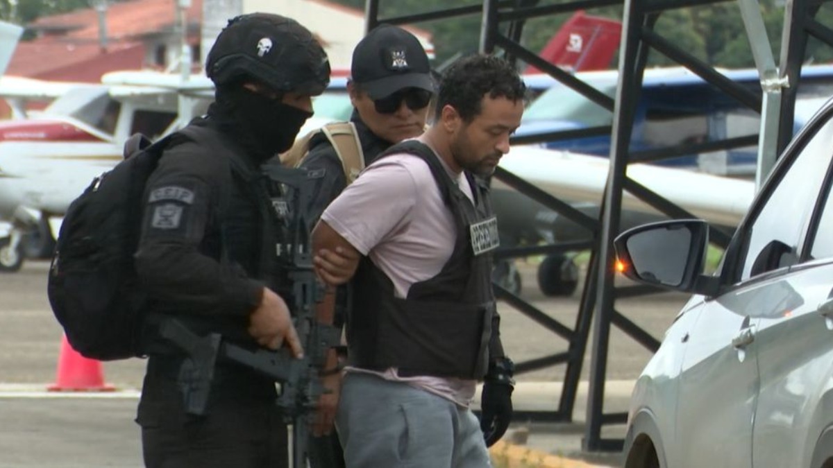 Líder del PCC, Luiz Fernando Soares de Souza, siendo trasladado hasta la frontera con Brasil para su entrega.