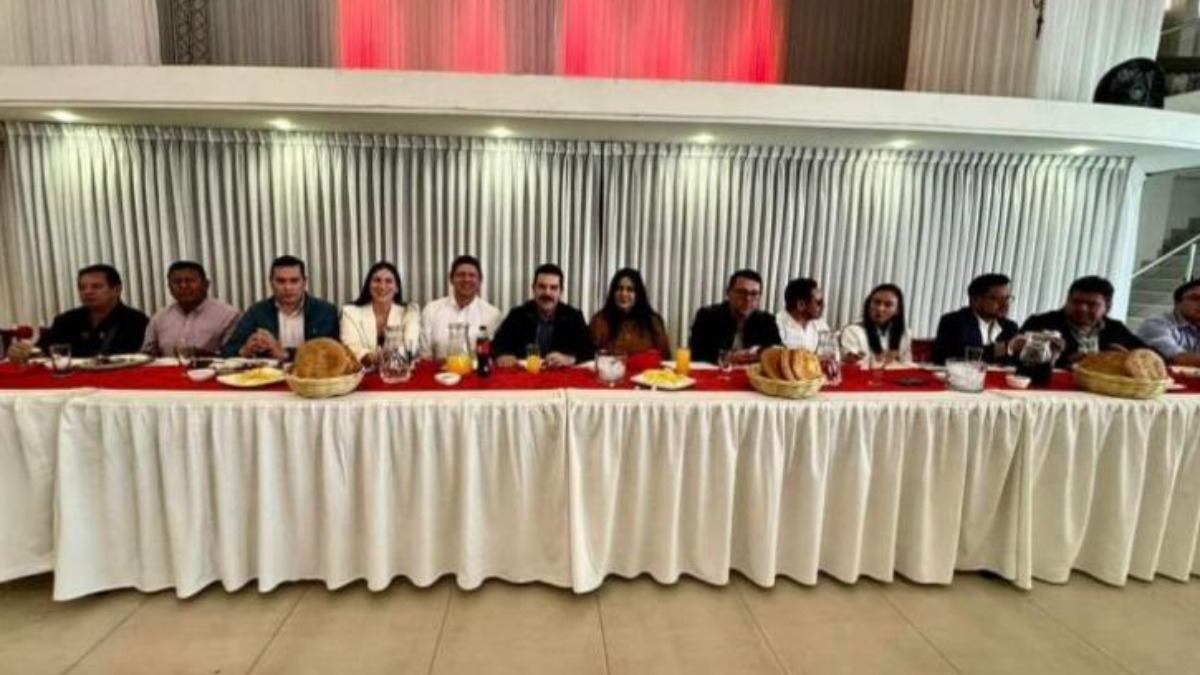 Manfred Reyes Villa en reunión con diputados de la oposición y otros. Foto: Redes Sociales