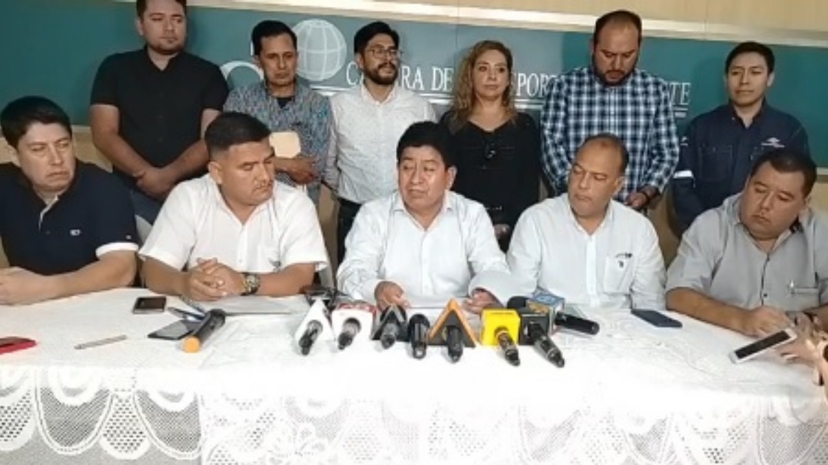 Ministro junto a sectores del trasnporte cruceño