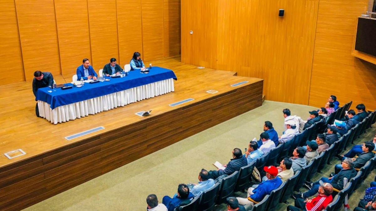 Reunión entre el Presidente Luis Arce y la dirigencia del transporte cooperativizado. Foto: Internet