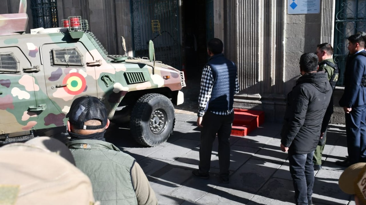 Tanque de la tropa  de militaren plaza Murillo arremete contra la puerta de Palacio de Gobierno.